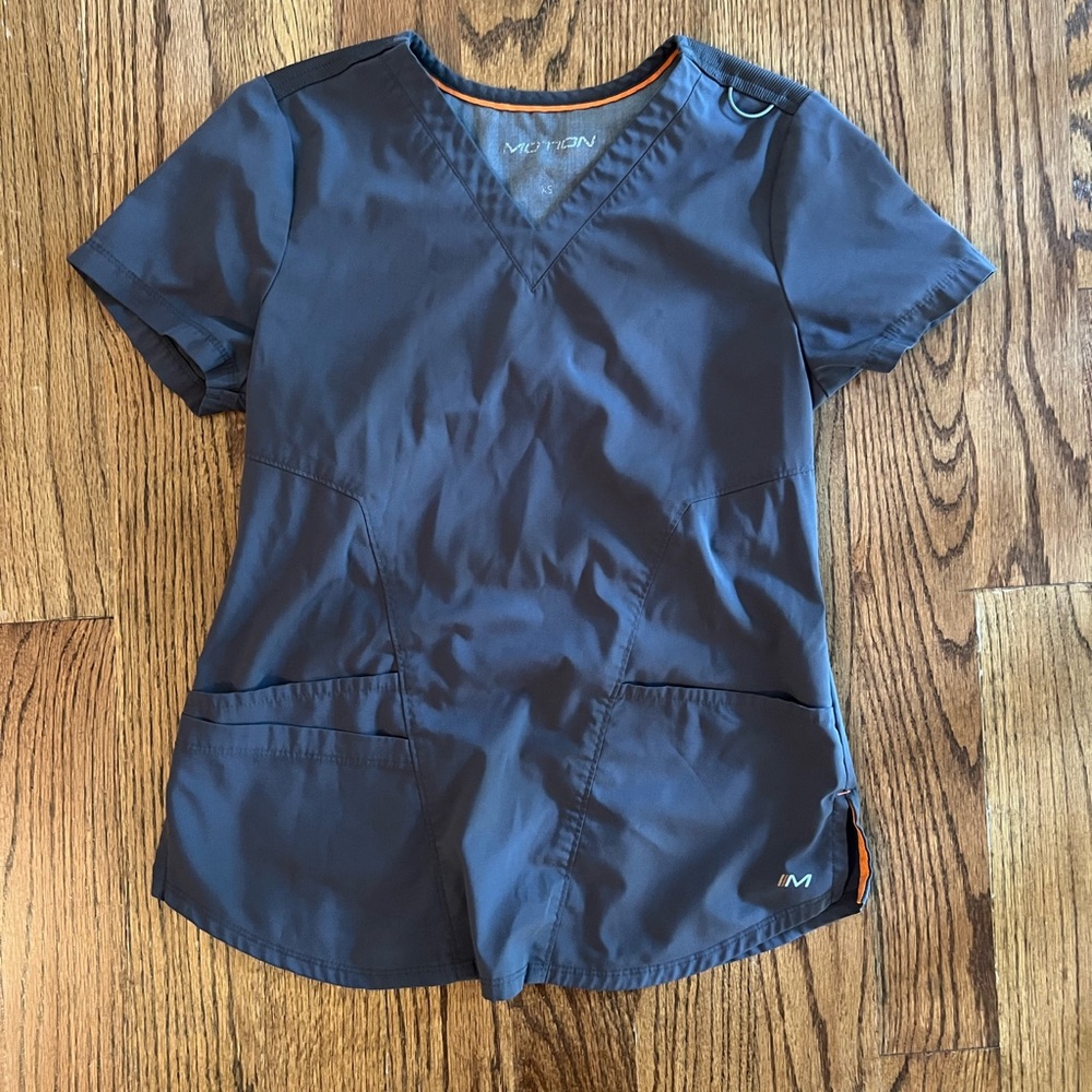 3-pocket scrub top